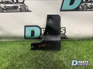 Запчасть брызговик передний правый Mitsubishi pajero