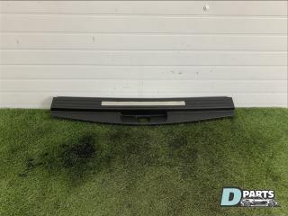 Фото запчасти накладка замка багажника Cadillac Escalade контрактная запчасть Запчасть накладка замка багажника Cadillac Escalade