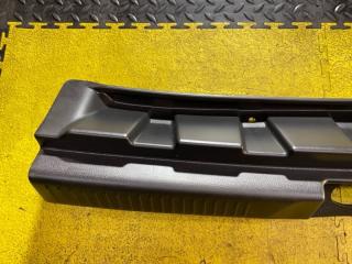 Накладка замка багажника задняя SUZUKI XBEE MN71S K10C 76191-76R0 3 ракурс