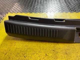 Накладка замка багажника задняя SUZUKI XBEE MN71S K10C 76191-76R0 4 ракурс