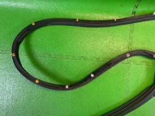 Уплотнительная резинка дверей левая задняя TOYOTA LAND CRUISER URJ202 1UR-FE 67872-60110 2 ракурс