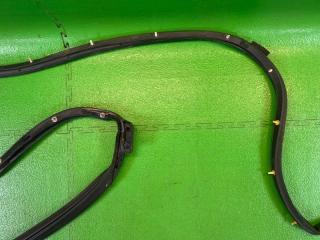 Уплотнительная резинка дверей левая задняя TOYOTA LAND CRUISER URJ202 1UR-FE 67872-60110 3 ракурс