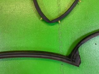 Уплотнительная резинка дверей левая задняя TOYOTA LAND CRUISER URJ202 1UR-FE 67872-60110 5 ракурс