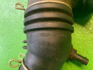 Патрубок воздушного фильтра TOYOTA DUET M110A EJ-VE 17882-97201 2 ракурс Патрубок воздушного фильтра TOYOTA DUET M110A EJ-VE 17882-97201 2 ракурс