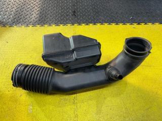 Патрубок воздушного фильтра TOYOTA CROWN AZSH20 A25A-FXS 1788025030, 17893-25060 1 ракурс Патрубок воздушного фильтра TOYOTA CROWN AZSH20 A25A-FXS 1788025030, 17893-25060 1 ракурс