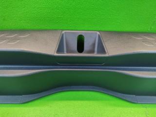 Накладка замка багажника TOYOTA C-HR ZYX10 2ZR-FXE 64716-10090 3 ракурс