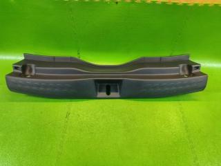 Накладка замка багажника TOYOTA C-HR ZYX10 2ZR-FXE 64716-10090 1 ракурс