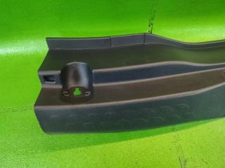 Накладка замка багажника TOYOTA C-HR ZYX10 2ZR-FXE 64716-10090 2 ракурс