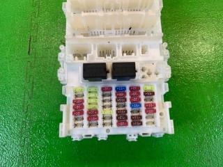 Блок предохранителей HONDA VEZEL RU4 LEB T7A-J212-M1, 7370-1134-0W, 7470-4586-0W 4 ракурс