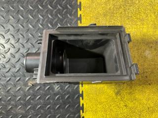 Корпус воздушного фильтра TOYOTA C-HR ZYX10 2ZR-FXE 17705-37100 3 ракурс