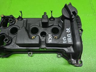 Клапанная крышка NISSAN NOTE E13 HR12-DE 13264-5WK0A 3 ракурс Клапанная крышка NISSAN NOTE E13 HR12-DE 13264-5WK0A 3 ракурс