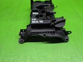 Клапанная крышка NISSAN NOTE E13 HR12-DE 13264-5WK0A 5 ракурс Клапанная крышка NISSAN NOTE E13 HR12-DE 13264-5WK0A 5 ракурс