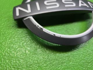 Эмблема NISSAN NOTE E13 HR12-DE 62890 6XJ0A 2 ракурс