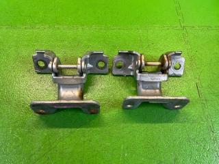 Запчасть петля двери передняя правая NISSAN CARAVAN 2006