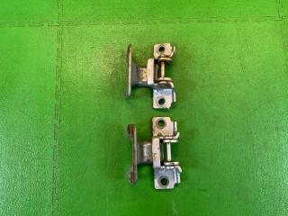 Запчасть петля двери передняя левая NISSAN CARAVAN 2012