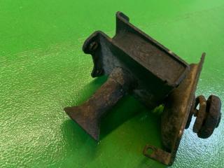Крепление запасного колеса TOYOTA HILUX SURF KZN185 1KZ-TE 5190035230 4 ракурс