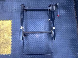 Запчасть крепление сиденья правое NISSAN TERRANO 1997