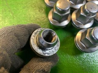 Гайка на колесо TOYOTA LAND CRUISER UZJ100 2UZ-FE 90942-01101 2 ракурс