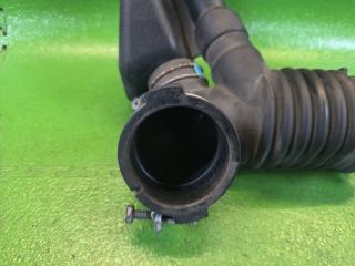 Патрубок воздушного фильтра TOYOTA NOAH ZWR80 2ZR-FXE 17881-37320, 17893-37120 5 ракурс Патрубок воздушного фильтра TOYOTA NOAH ZWR80 2ZR-FXE 17881-37320, 17893-37120 5 ракурс