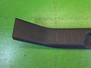Накладка замка багажника задняя DAIHATSU THOR M900S 1KR-FE 64716-B1080 2 ракурс