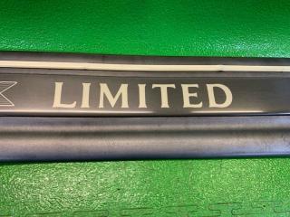 Молдинг на дверь правый задний TOYOTA LAND CRUISER HDJ81 1HD-T 75742-60030, 75742-60070 3 ракурс Молдинг на дверь правый задний TOYOTA LAND CRUISER HDJ81 1HD-T 75742-60030, 75742-60070 3 ракурс