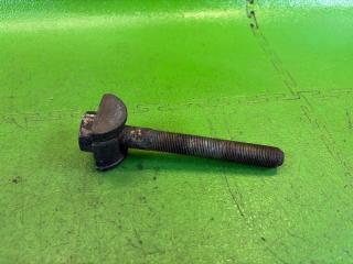 Крепление торсиона TOYOTA LAND CRUISER UZJ100 2UZ-FE 9010118010 2 ракурс