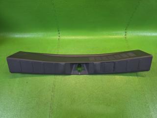 Фото запчасти накладка замка багажника задняя MITSUBISHI OUTLANDER 2014 контрактная запчасть Запчасть накладка замка багажника задняя MITSUBISHI OUTLANDER 2014