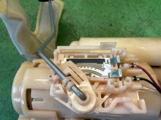 Топливный насос TOYOTA COROLLA NZE121 1NZ-FE 77020-12520, 101961-9831 2 ракурс Топливный насос TOYOTA COROLLA NZE121 1NZ-FE 77020-12520, 101961-9831 2 ракурс