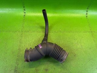 Патрубок воздушного фильтра TOYOTA YARIS MXPA10 M15A-FKS 17880-15090, 17881-15210 1 ракурс Патрубок воздушного фильтра TOYOTA YARIS MXPA10 M15A-FKS 17880-15090, 17881-15210 1 ракурс