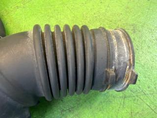 Патрубок воздушного фильтра TOYOTA YARIS MXPA10 M15A-FKS 17880-15090, 17881-15210 3 ракурс Патрубок воздушного фильтра TOYOTA YARIS MXPA10 M15A-FKS 17880-15090, 17881-15210 3 ракурс