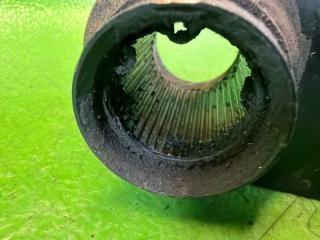 Крепление торсиона левое NISSAN VANETTE SKP2MN L8 S083-34-050C, S08334050, 54216-HC000 3 ракурс