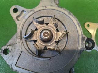 Помпа NISSAN X-TRAIL NT32 MR20-DD 4 ракурс Помпа NISSAN X-TRAIL NT32 MR20-DD 4 ракурс