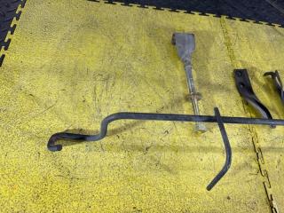 Крепление запасного колеса NISSAN SERENA TNC24 57210-4N010 57230-W2701, 57220-4N000 57235-60R00 3 ракурс