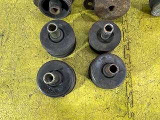 Подушка кузова TOYOTA LAND CRUISER UZJ100 2UZ-FE 52201-60050,52202-60030,52203-60060,52203-60060,52206-60020,52208-60040,52207-60080,52209-60071,52216-60030 3 ракурс