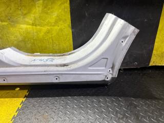 Порог левый TOYOTA RAIZE A200A 1KR-VET 61412-B1170, XH3 4 ракурс Порог левый TOYOTA RAIZE A200A 1KR-VET 61412-B1170, XH3 4 ракурс