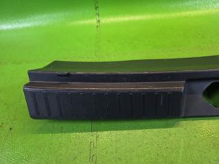 Накладка замка багажника задняя DAIHATSU ROCKY A200S 1KR-VET 64716-B1100 3 ракурс