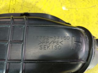 Патрубок воздушного фильтра TOYOTA ESQUIRE ZWR80 2ZR-FXE 17752-37150 2 ракурс