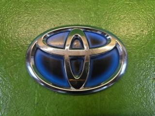 Эмблема задняя TOYOTA AQUA NHP10 1NZ-FXE 75403-48010 2 ракурс