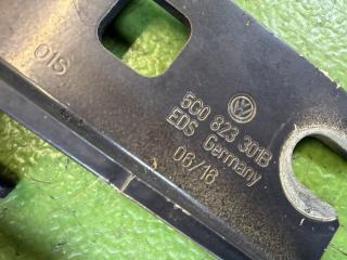 Петля капота VOLKSWAGEN GOLF AUCJSF CJSB 5G0823301B, 5G0823301B 5G0823302B 3 ракурс