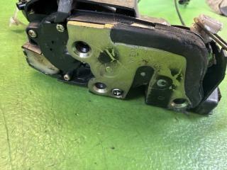 Замок двери левый передний TOYOTA LAND CRUISER HDJ101 1HD-FTE 69040-60071 3 ракурс