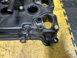 Клапанная крышка NISSAN NOTE HE12 HR12-DE 132645WK0A 3 ракурс Клапанная крышка NISSAN NOTE HE12 HR12-DE 132645WK0A 3 ракурс