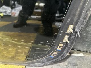 Стекло собачника правое заднее TOYOTA VOXY ZRR75 3ZR-FAE 62710-28420 3 ракурс