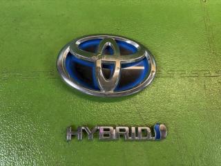 Эмблема TOYOTA AQUA NHP10 1NZ-FXE 1 ракурс Эмблема TOYOTA AQUA NHP10 1NZ-FXE 1 ракурс
