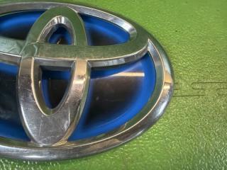 Эмблема TOYOTA AQUA NHP10 1NZ-FXE 5 ракурс Эмблема TOYOTA AQUA NHP10 1NZ-FXE 5 ракурс