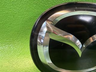 Эмблема передняя MAZDA CX-3 DK5F S5-DPTS DD2F5-17300 2 ракурс Эмблема передняя MAZDA CX-3 DK5F S5-DPTS DD2F5-17300 2 ракурс