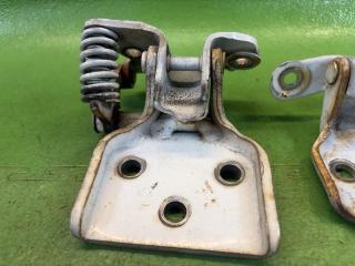 Петля дверная левая передняя NISSAN VANETTE SK82MN F8 80421-HA001, 80401-HA00A 80421-HA001 2 ракурс