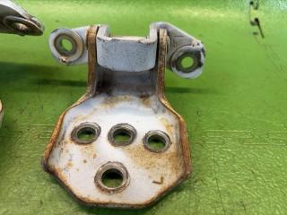 Петля дверная левая передняя NISSAN VANETTE SK82MN F8 80421-HA001, 80401-HA00A 80421-HA001 3 ракурс