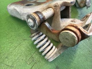 Петля дверная левая передняя NISSAN VANETTE SK82MN F8 80421-HA001, 80401-HA00A 80421-HA001 5 ракурс