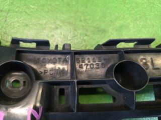 Крепление бампера левое переднее TOYOTA PRIUS ALPHA ZVW41W 2ZR-FXE 52116-47030 3 ракурс