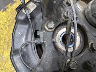 Ступица левая передняя TOYOTA HARRIER ZSU60 3ZR-FAE 4321242081 4355042010 4 ракурс Ступица левая передняя TOYOTA HARRIER ZSU60 3ZR-FAE 4321242081 4355042010 4 ракурс